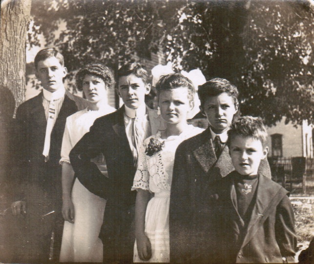 Ruddy, Elaine, Kenneth, Lillian, Marwood and Jack, circa 1915